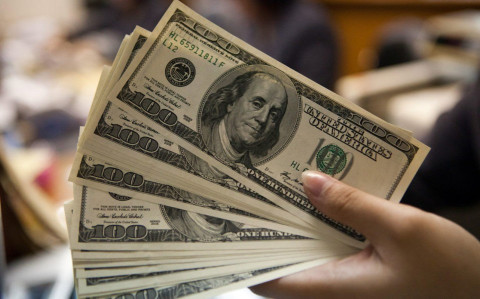Dolar AS Perkasa di Tengah Ambruknya Harga Komoditas Dunia