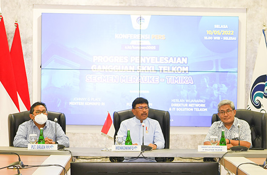 Menkominfo Johnny G. Plate dalam Konferensi Pers Terkait Progres Penyelesaian Gangguan SKKL Telkom Segmen Merauke-Timika yang berlangsung hibrida dari Kantor Kementerian Kominfo, Jakarta Pusat, Selasa (10/05/2022)