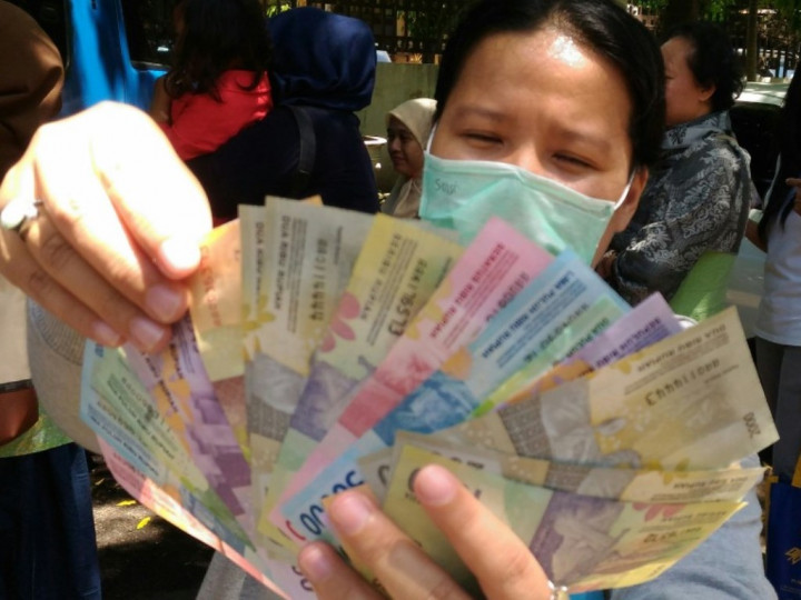 Waduh! Porsi Pendapatan Masyarakat untuk Konsumsi Turun