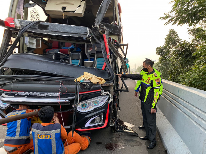 Hendak Menyalip, 6 Kendaraan Alami Kecelakaan Beruntun di Tol Solo-Ngawi