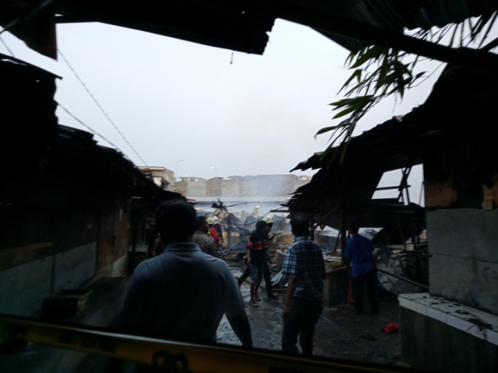 Puluhan Lapak Penggilingan Daging di Pasar Ciputat Terbakar