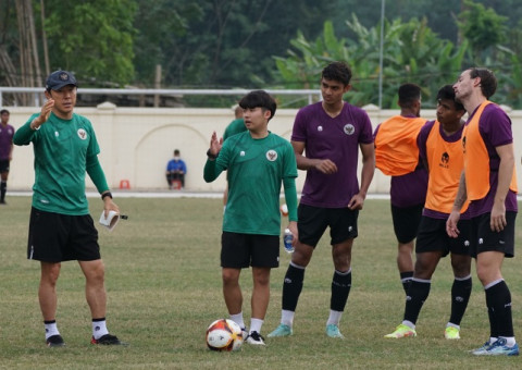 Shin Tae-yong Rayakan Ultah ke-52 Sambil Pimpin Latihan Timnas U-23 di Vietnam