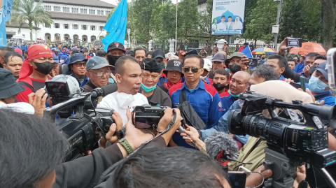 Ribuan Buruh di Bandung Demo di Depan Gedung Sate