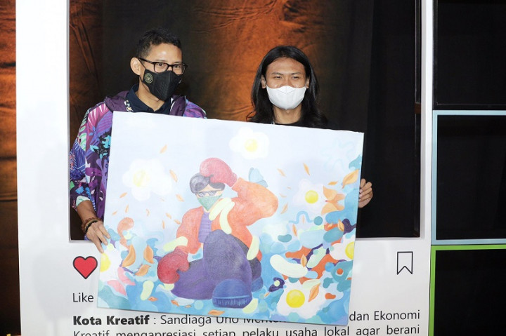 Ditantang Menggambar oleh Pelaku Ekraf, Sandiaga Pilih Promosikan Produknya