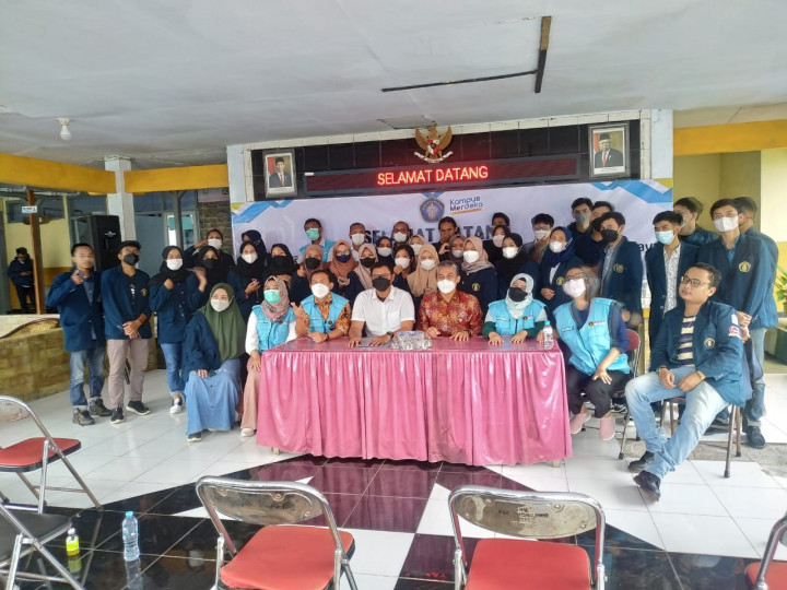 34 Mahasiswa UB Bantu Masyarakat Terdampak Erupsi Gunung Semeru Lewat Program MBKM