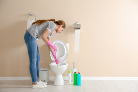 5 Cara Mudah Mengatasi WC Mampet