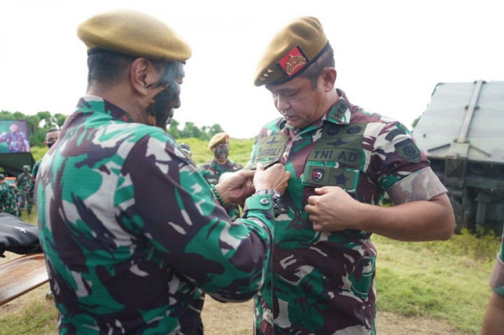 Panglima Kostrad Terima Brevet Astros Kehormatan