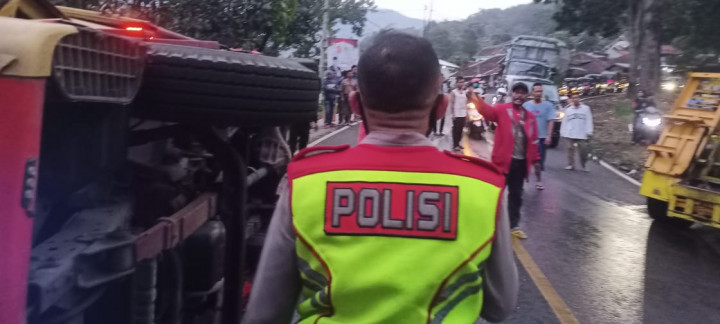 Truk Pengangkut Miras Terguling di Tasikmalaya, 1 Pengendara Motor Tewas Tertimpa