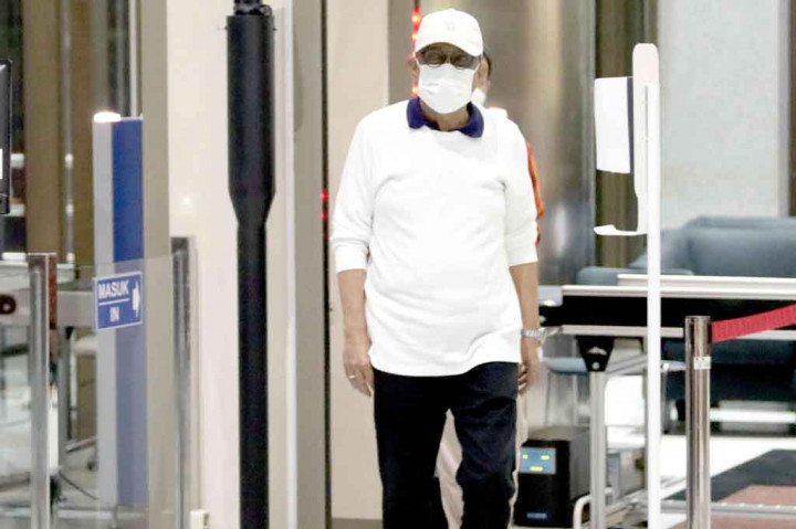 Mengaku Sakit, Wali Kota Ambon Jalan-jalan ke Mal