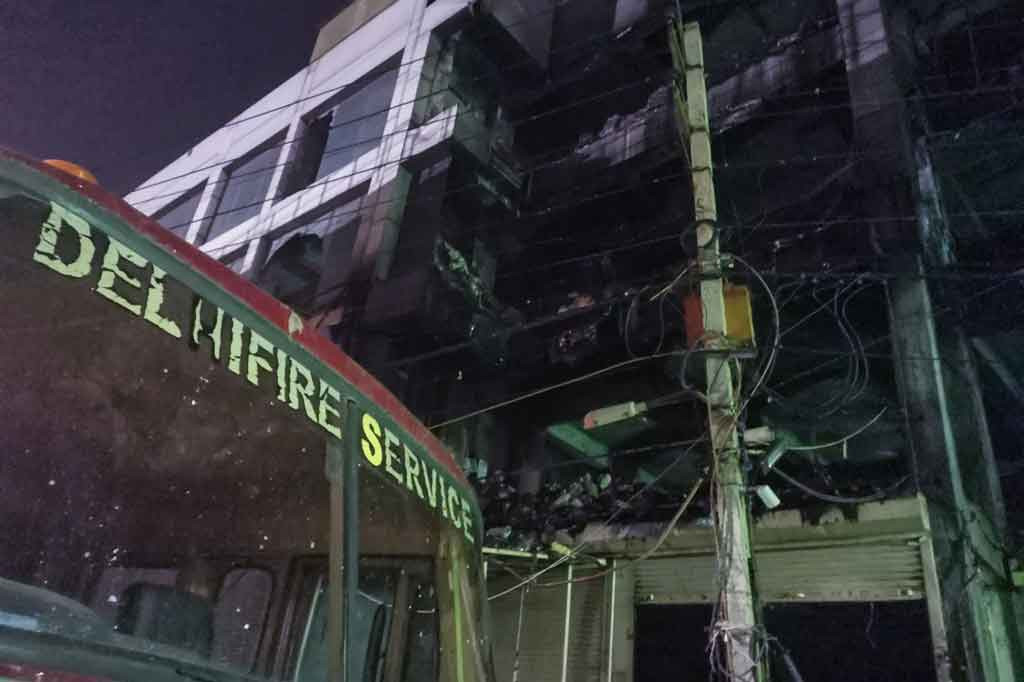 Foto: Gedung 4 Lantai di New Delhi Hangus  Terbakar, 27 Orang Meninggal