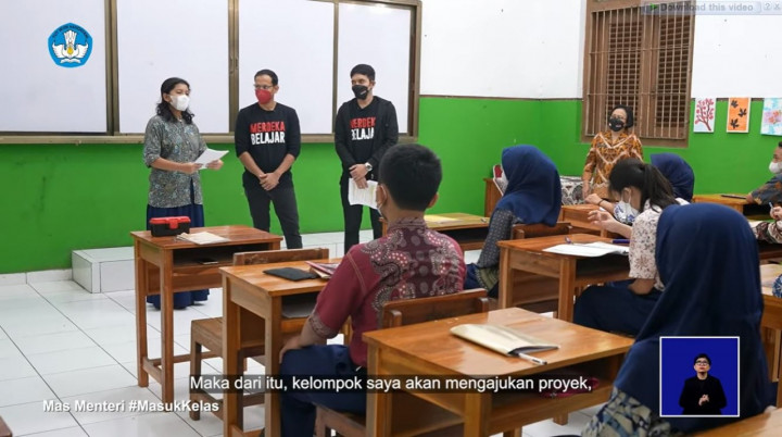 Jadi Guru Tamu, Nadiem Masuk Kelas Bareng Desta