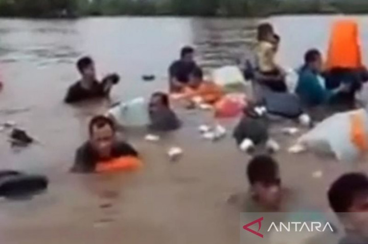 Kapal Pengangkut 22 Penumpang di Indragiri Hilir Tenggelam