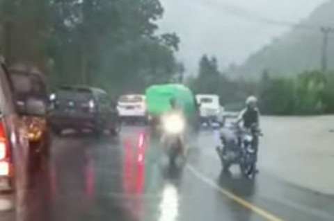 Jalur Trans Sulawesi Terputus Banjir, Ratusan Kendaraan Tertahan