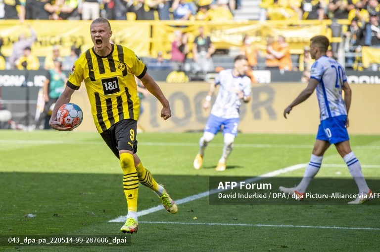 Penyerang Borussia Dortmund, Erling Haaland, merayakan golnya ke gawang Hertha Berlin (AFP/David Inderlied)