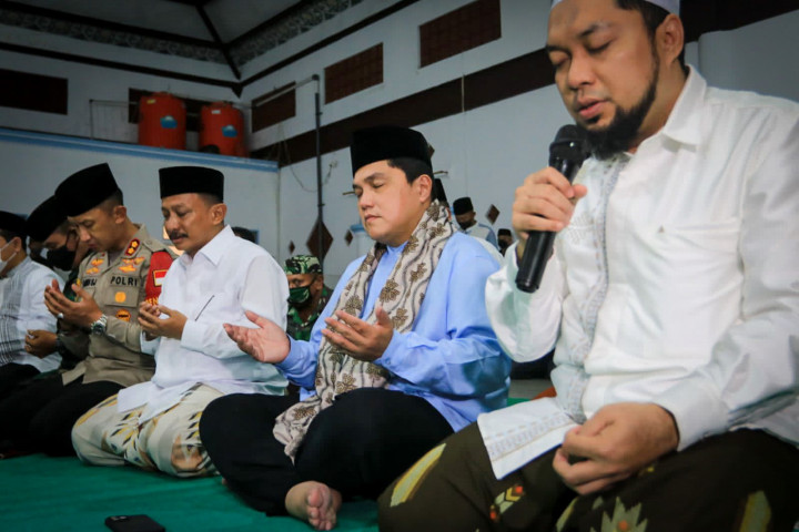 Ziarah ke Pahlawan Nasional Kiai As'ad, Erick Thohir Ditemani Kiai Azaim