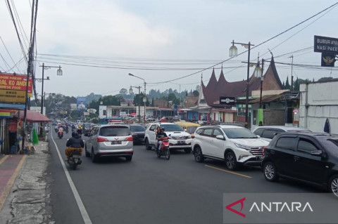 Macet, Antrean Kendaraan Jalur Puncak Cianjur Mengular hingga 15 Kilometer