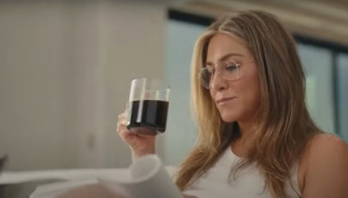 Jennifer Aniston meminum kopi kolagen. Sehatkah? Ini kata ahli. (Foto: Dok. Instagram Lizzy Caplan)