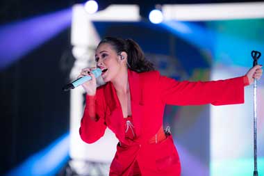 Tangis Raisa Pecah di Atas Panggung