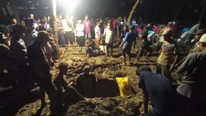 Sekeluarga Korban Kecelakaan di Tol Sumo Dimakamkan Satu Liang Lahat