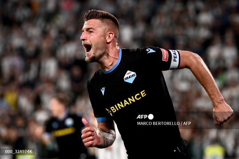 Gelandang Lazio, Sergej Milinkovic-Savic, merayakan gol ke gawang Juventus (AFP/Marco Bertorello)