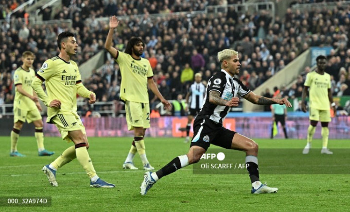 Newcastle Permalukan Arsenal