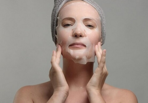 Pastikan sheet mask menempel di wajah sepenuhnya untuk efek terbaik. (Foto: Ilustrasi. Dok. Freepik.com)