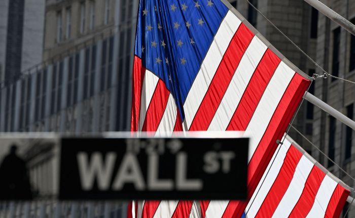Wall Street Beragam, Indeks S&P 500 dan Nasdaq Rontok