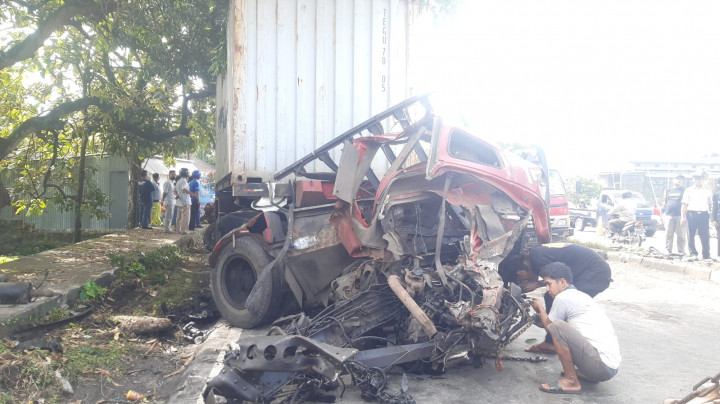 'Adu Bagong' Truk Trailer di Boyolali, Bapak dan Anak Tewas