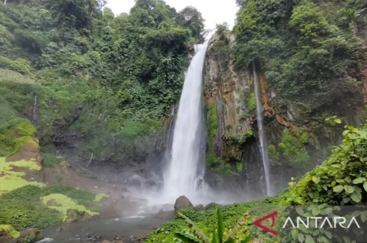 Air Terjun Tri Sakti. (Foto: Antara)