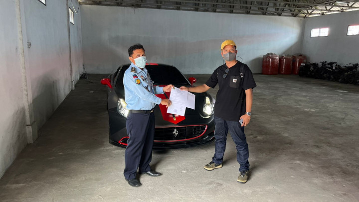 Lengkapi Bukti, Mobil Ferrari Indra Kenz Diboyong ke Jakarta