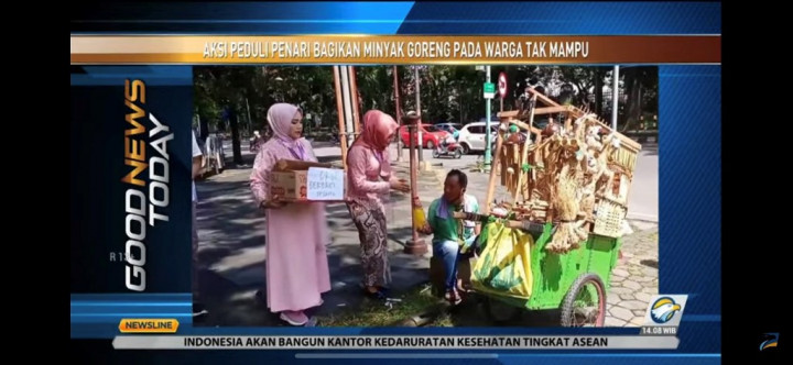 Sambut Syawal, Penari Gambyong Bagikan Minyak Goreng