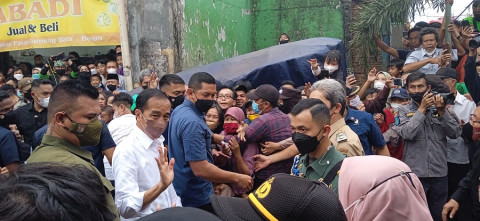 Jokowi Bagikan Ratusan Paket Sembako ke Warga Kota Bogor