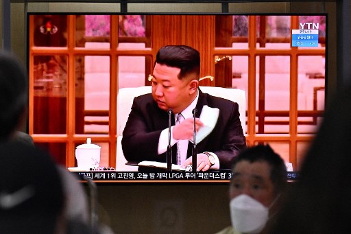Kim Jong-un buka masker saat beri keterangan mengenai kasus covid-19 di Korea Utara. Foto: AFP