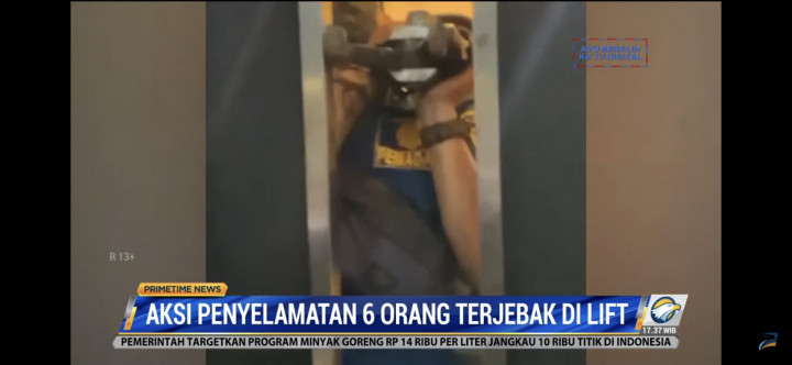 Tim Damkar Bekasi Berhasil Selamatkan Orang Terjebak di Lift