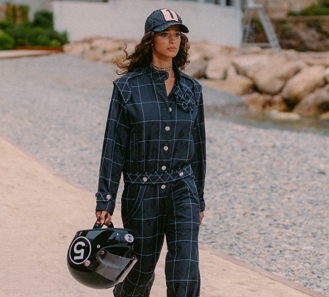 Tampilan pengendara motor yang chic dan kece memang tengah menjadi tema beberapa merek ternama. (Foto: Dok. Instagram/@chanelofficial)