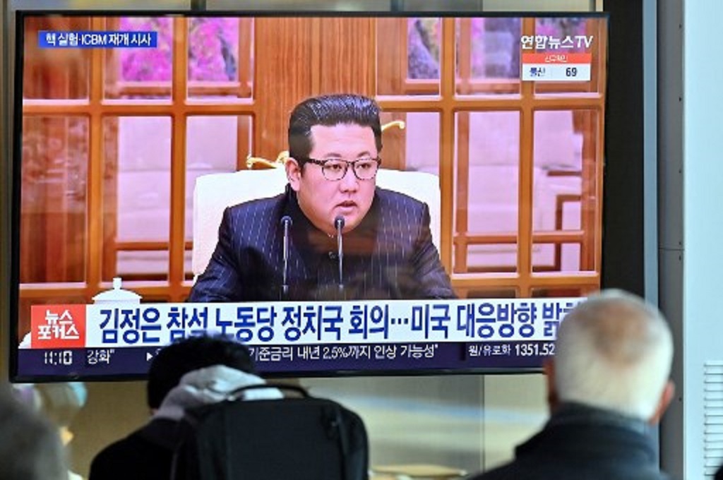 Pemimpin Korut Kim Jong-un terlihat di sebuah layar televisi. (Jung Yeon-je / AFP)
