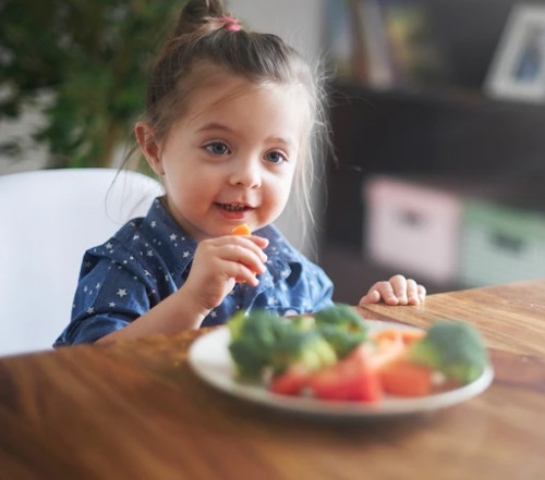 Pastikan anak mendapatkan menu yang bervariasi dan seimbang agar ia tidak mudah bosan makan sayur. ( Foto: Ilustrasi. Dok. Freepik.com)