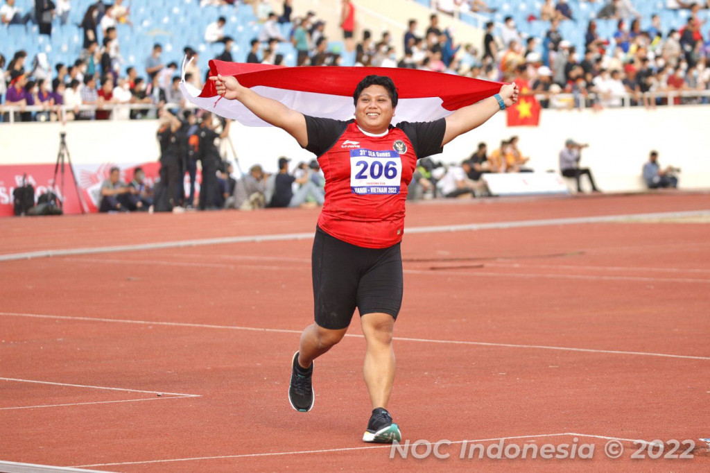 Selebrasi Eki Febri Ekawati usai meraih medali emas SEA Games 2021 Vietnam cabang olahraga atletik (Dok. NOC Indonesia)