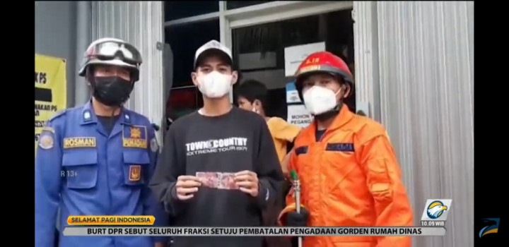 Viral, Petugas Damkar Tetap Bantu Pelajar yang Uang Rp100 Ribunya Masuk Selokan