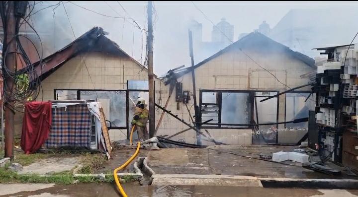 Korsleting, Tiga Rumah di Kemayoran Ludes Terbakar