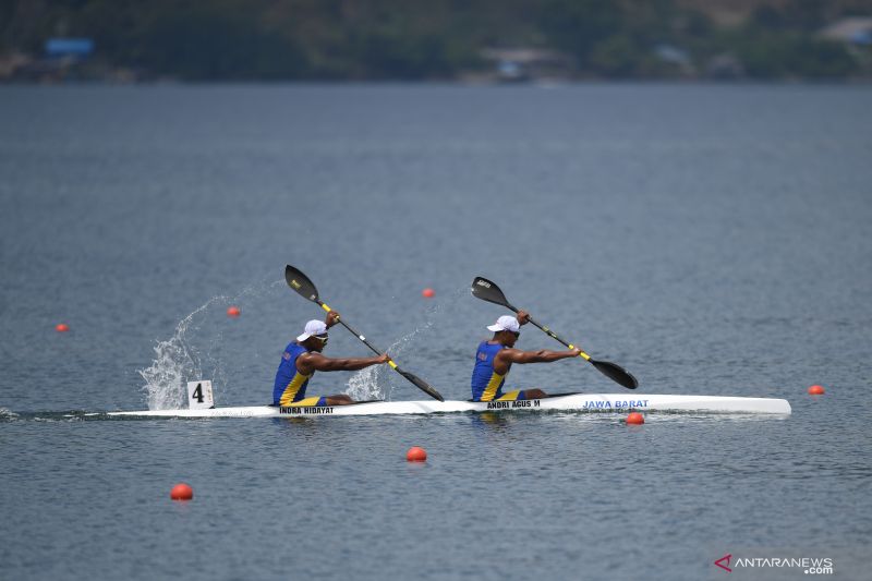 Pedayung Jawa Barat Andri Agus Mulyana dan Indra Hidayat memacu kecepatan saat berlaga dalam final canoeing MK2 1000 PON Papua di Teluk Youtefa. (ANTARA FOTO/Akbar Nugroho Gumay/tom)