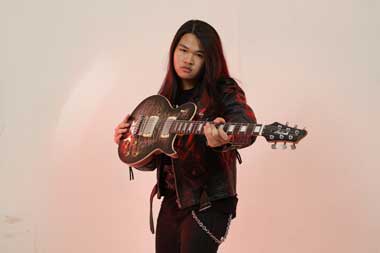 Gitaris Metal Berusia 14 Tahun Mika Rafello Rilis Lagu Kolaborasi dengan Ezra Simanjuntak