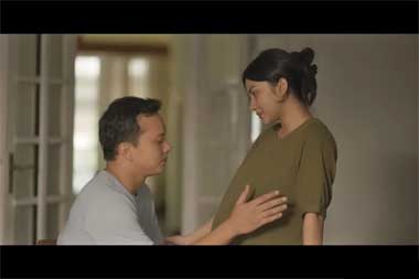 Trailer Sayap Sayap Patah Dirilis, Nicholas Saputra dan Ariel Tatum Serasi sebagai Pasutri