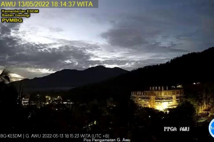 Bahaya! Warga Dilarang Medekat Gunung Awu dalam Radius 3,5 Km