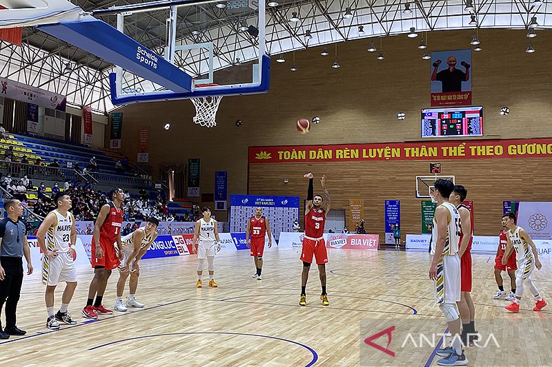 Brandon Jawato (tengah) melakukan lemparan bebas saat membela tim nasional bola basket Indonesia melawan Malaysia. (ANTARA/Shofi Ayudiana/aa.)