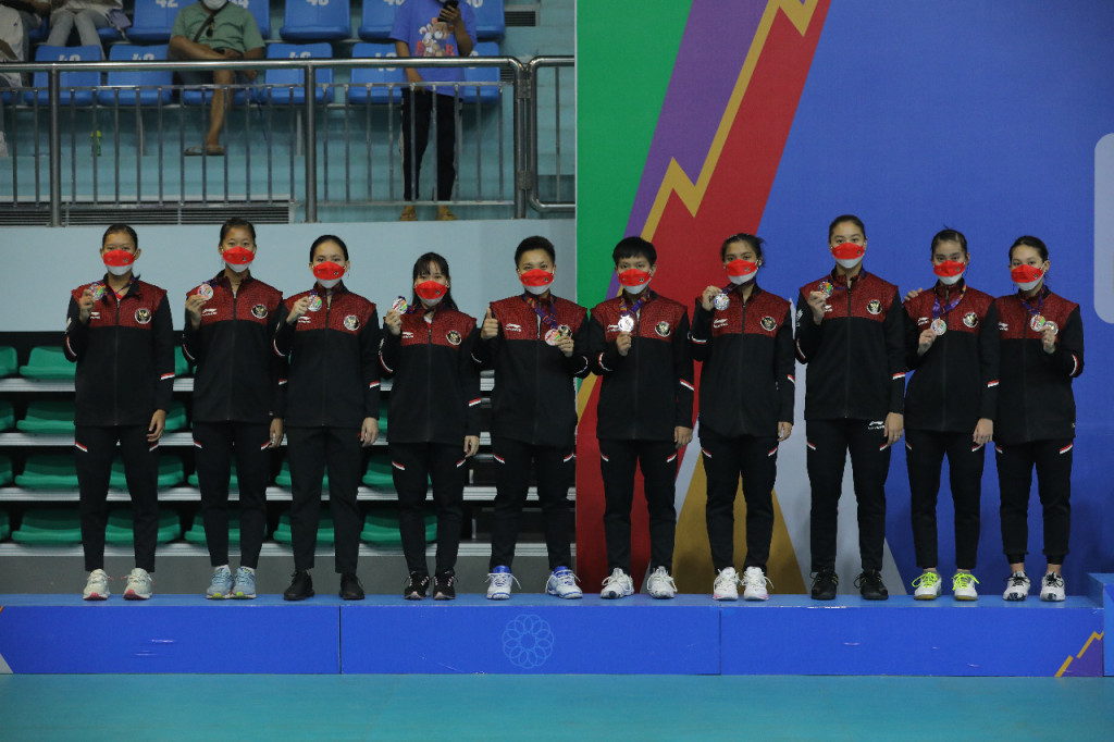 Tim bulu tangkis putri Indonesia berpose dengan medali perak SEA Games 2021. (Foto: Humas PBSI)