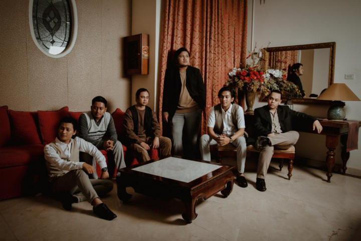 Daun Jatuh Gambarkan Sakitnya Cinta Terpendam di Lagu 