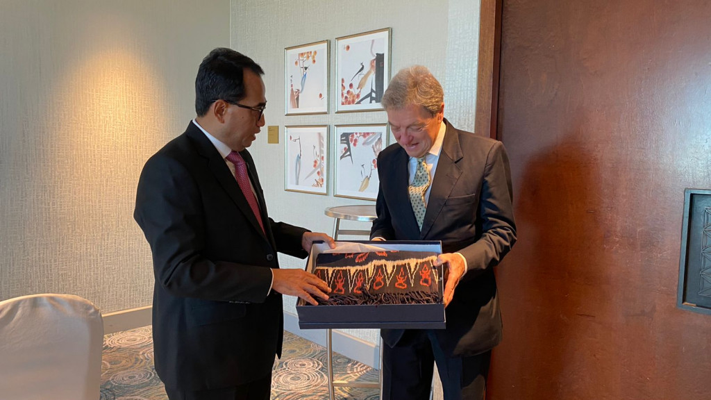 Menhub Budi Karya saat bertemu dengan Presiden International Civil Aviation Organization (ICAO) Salvatore Sciacchitano dan CEO Boeing Michael A. Arthur di Singapura