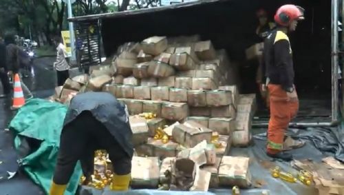 Truk Bermuatan 6 Ton Minyak Goreng di Surabaya Terguling