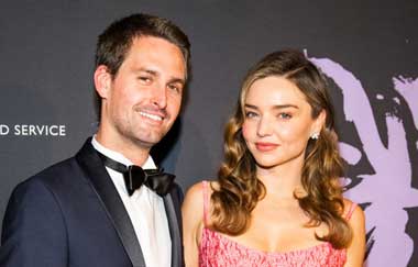 Tajir! Miranda Kerr dan Evan Spiegel Lunasi Utang Mahasiswa Satu Angkatan